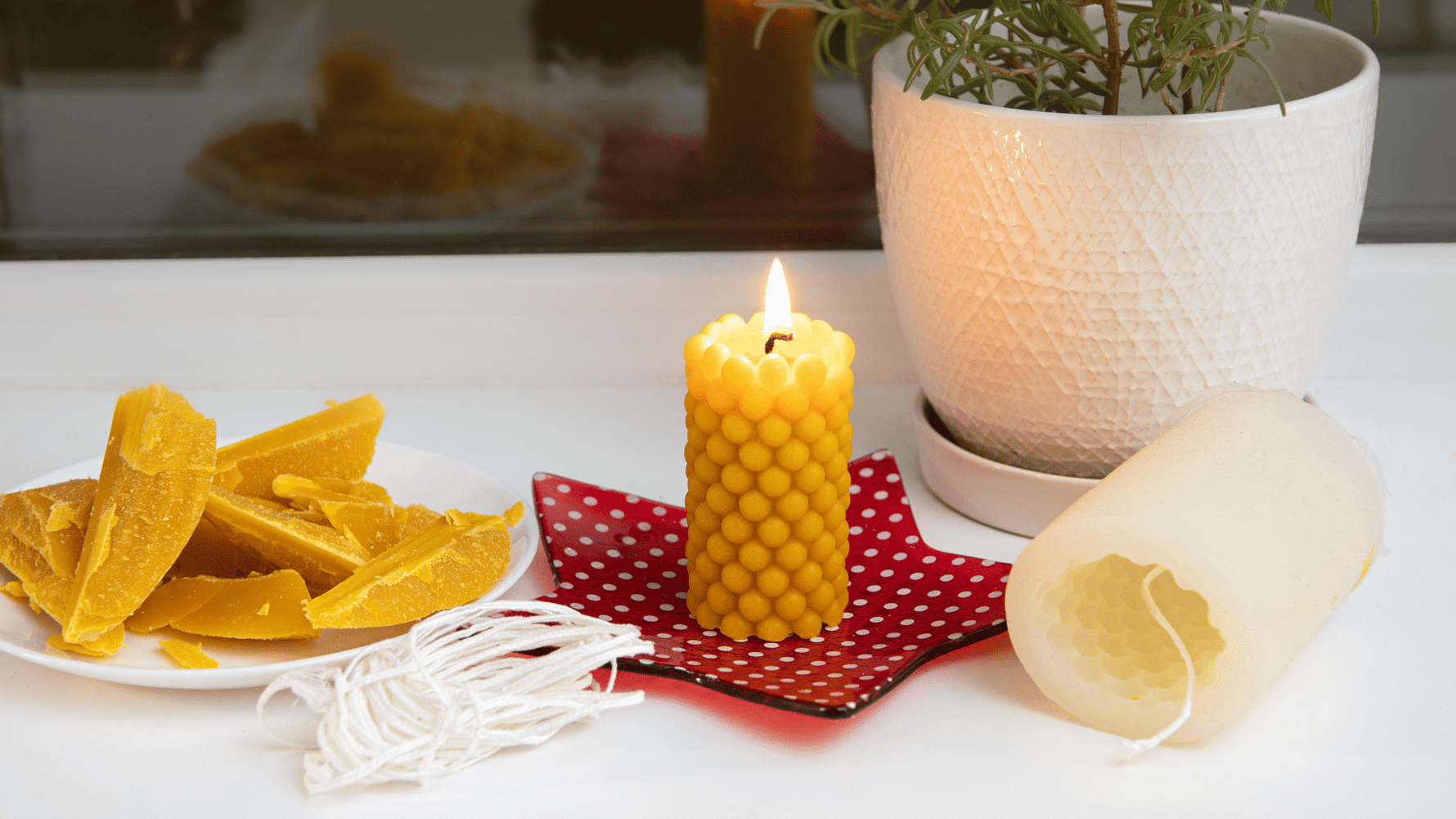 Bougie naturelle et non toxique : pourquoi choisir la cire d'abeille fait main plutôt que la paraffine - schoenig apiculture