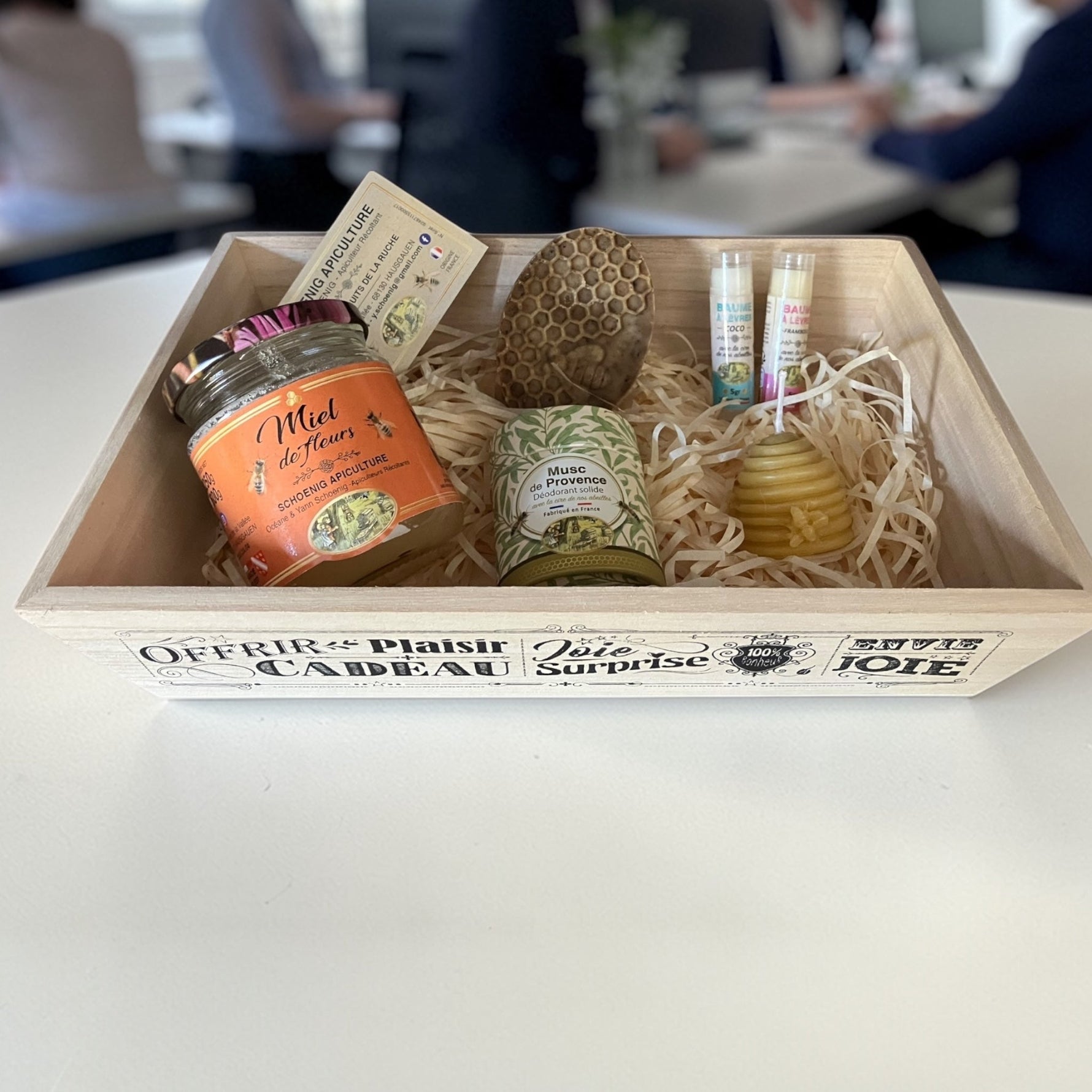 Cadeau CSE de fin d’année avec coffret apiculture locale, miel artisanal et bougie en cire d’abeille