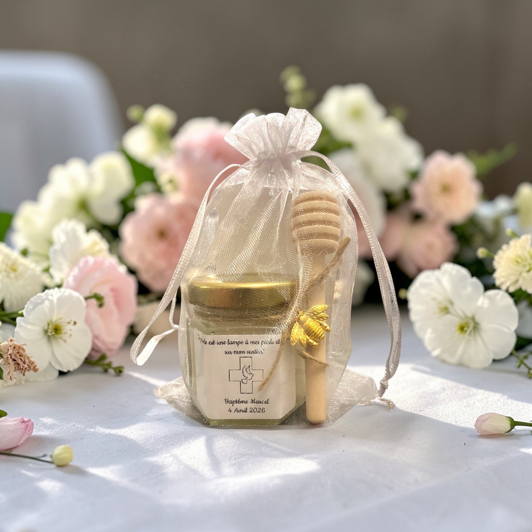 cadeau invités baptême petit pot de miel personnalisé avec prénom et décoration élégante