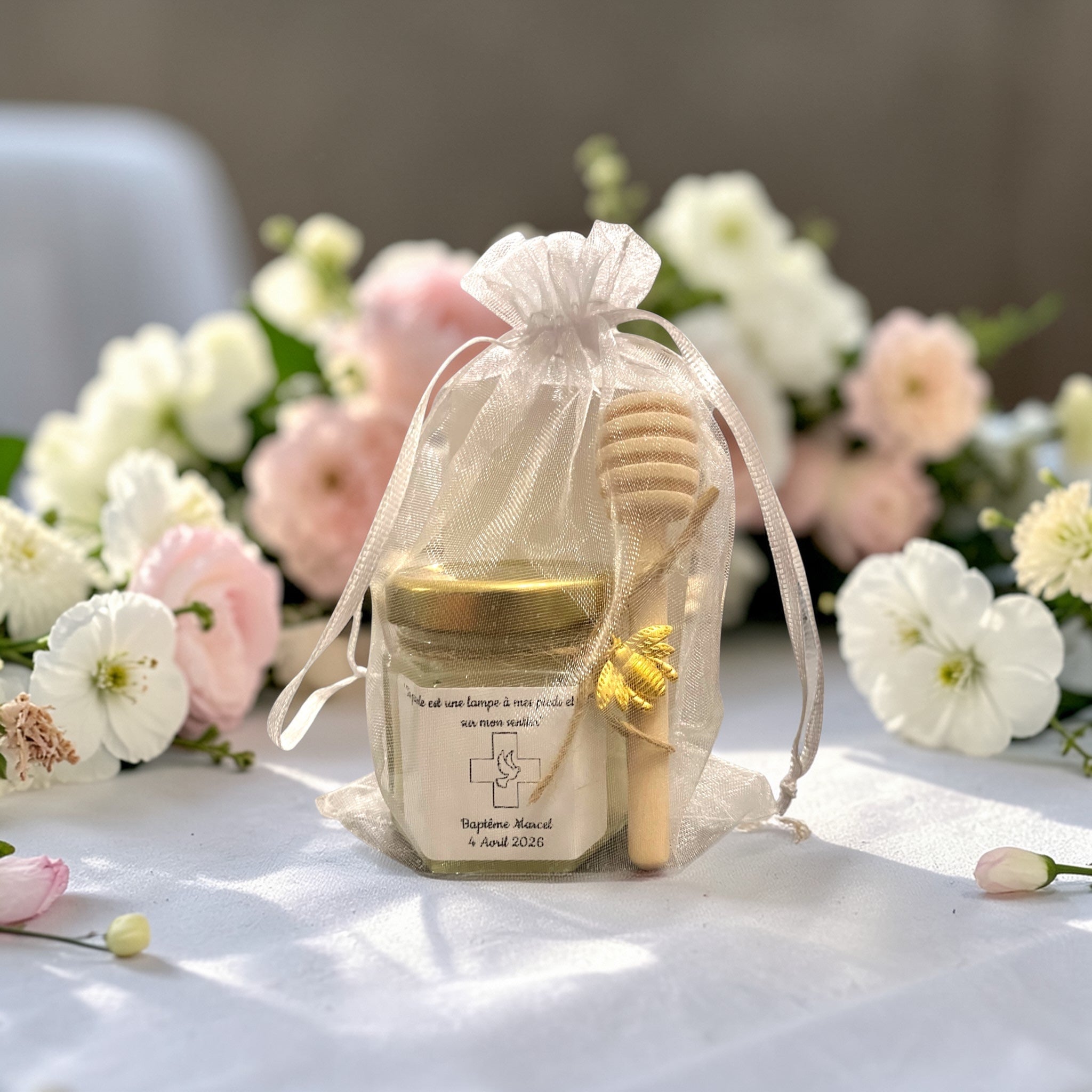 cadeau invités baptême petit pot de miel personnalisé avec prénom et décoration élégante
