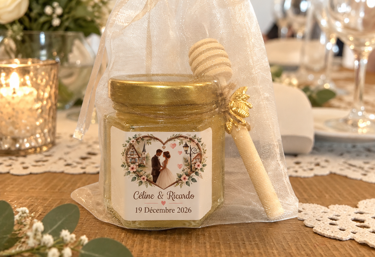 Idée cadeau invité mariage original : mini pot de miel personnalisé avec étiquette des mariés