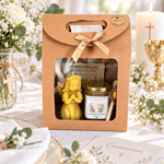 Coffret cadeau invité de communion personnalisé avec pot de miel artisanal, bougie ange et accessoires