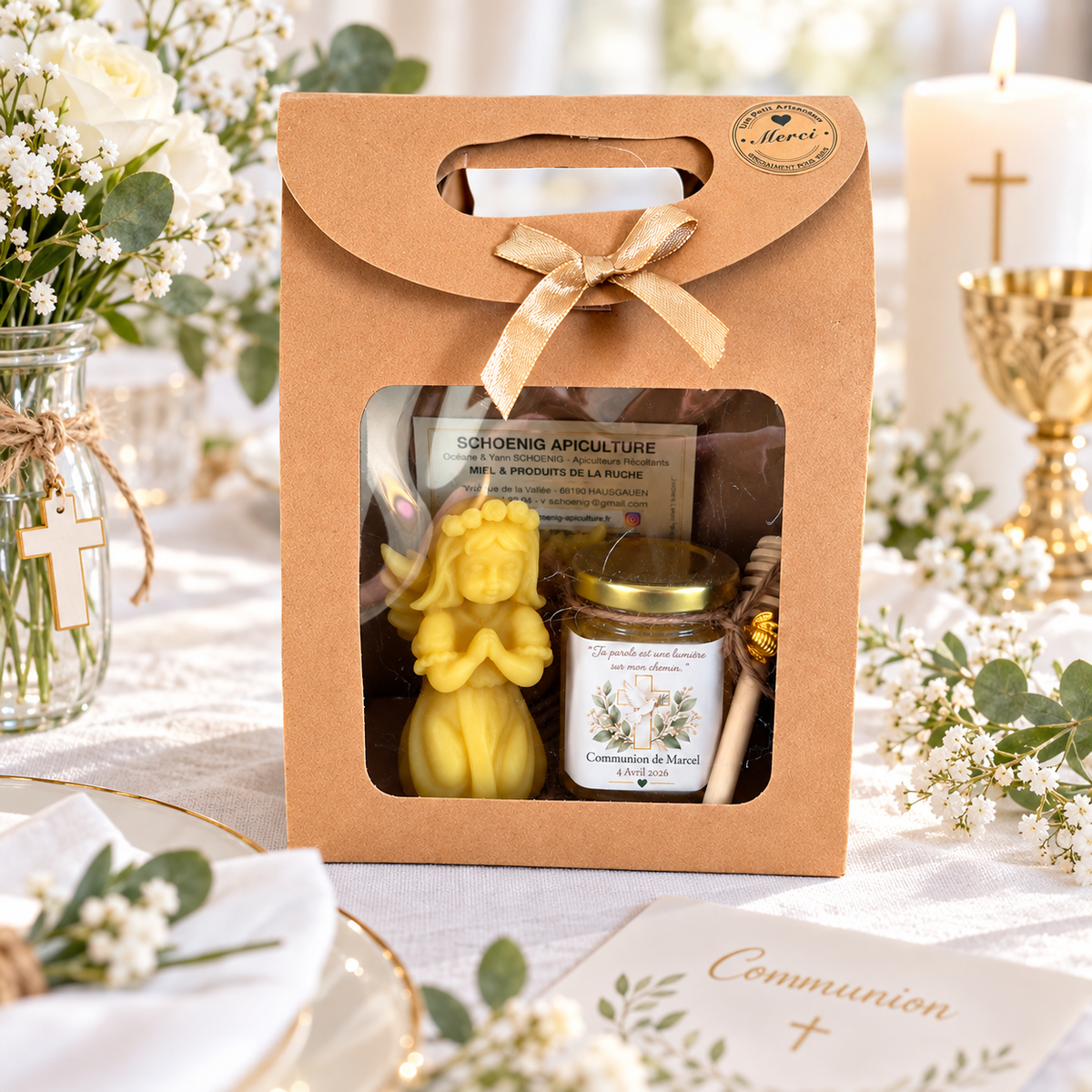 Coffret cadeau invité de communion personnalisé avec pot de miel artisanal, bougie ange et accessoires