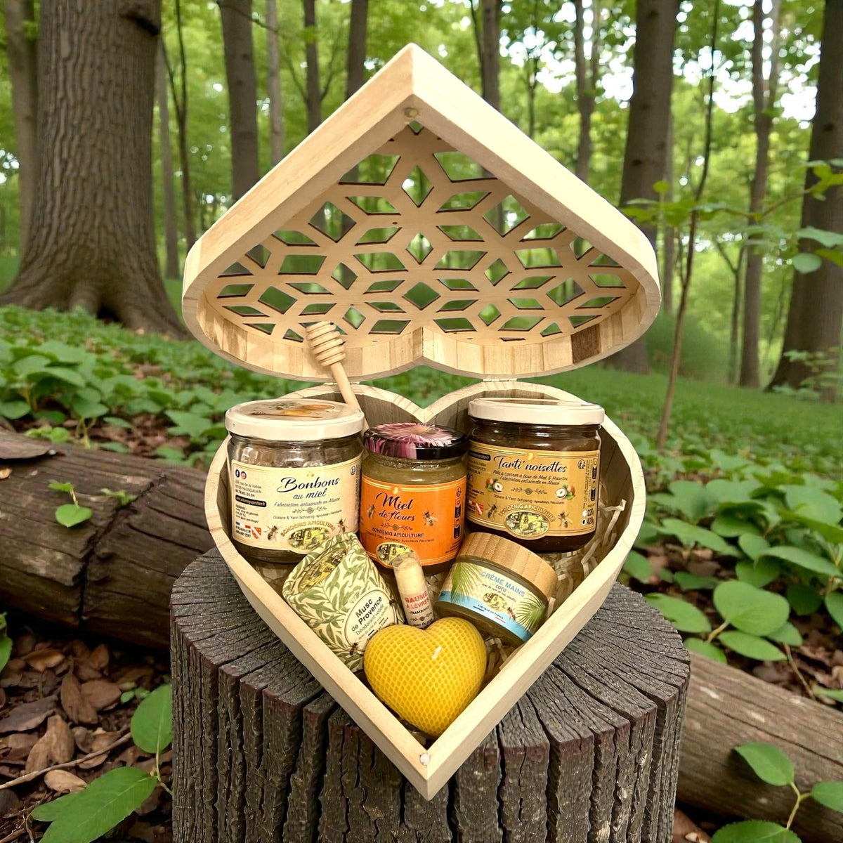 Coffret coeur en bois, produits de la ruche. Présenté dans la nature sur une souche d'arbre