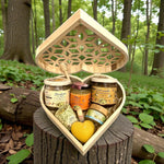 Coffret coeur en bois, produits de la ruche. Présenté dans la nature sur une souche d'arbre