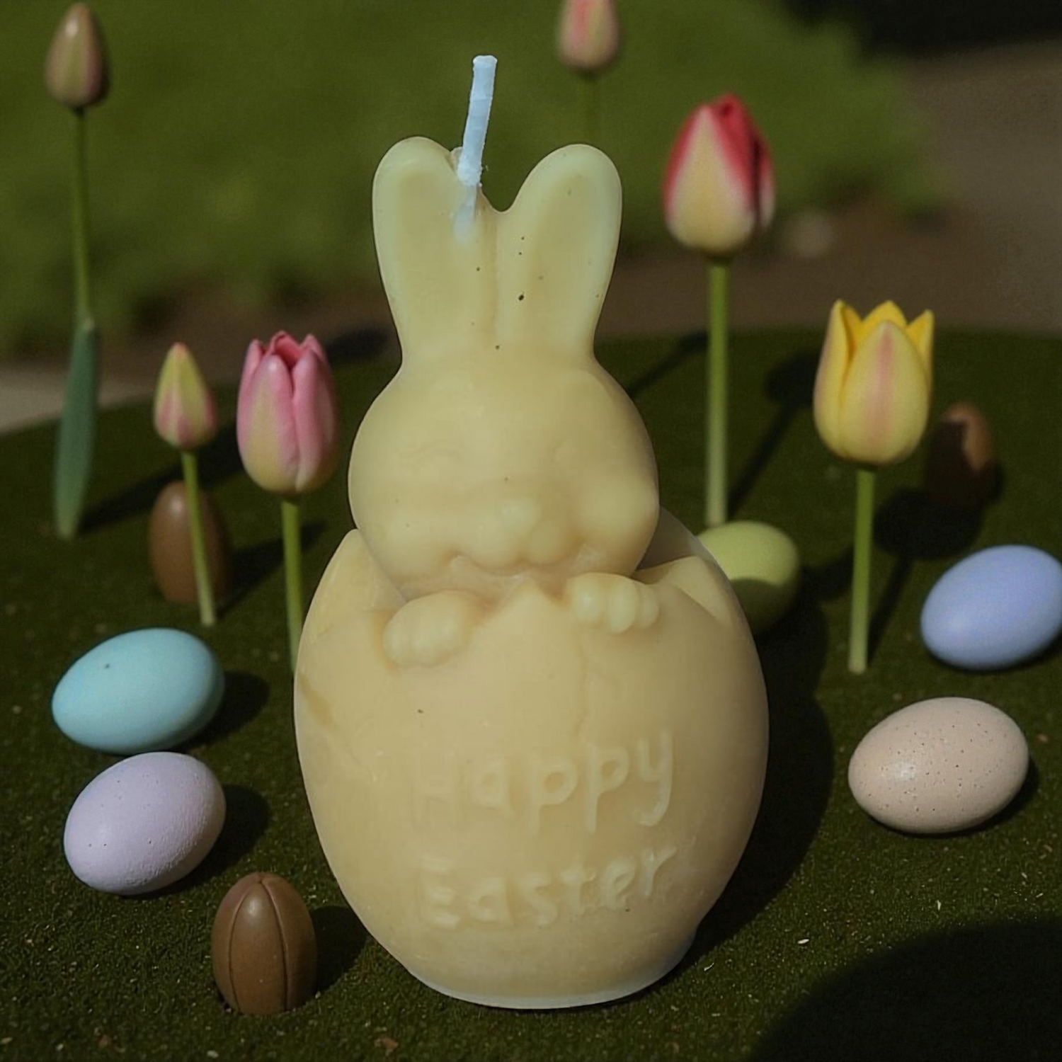Bougie cire d'abeille lapin de pâques dans son oeuf