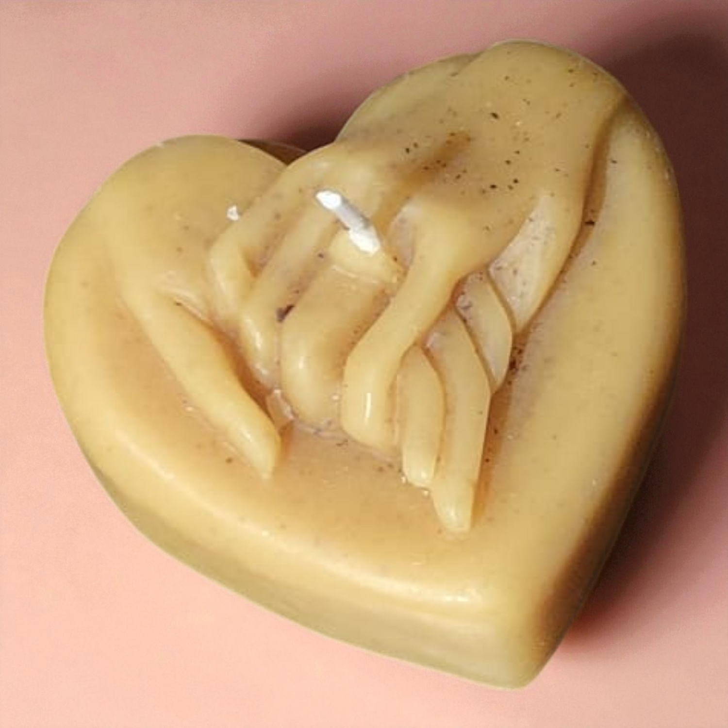 Bougie cire d'abeille mains entrelacées