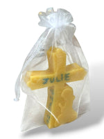 Bougie croix enfant en prière présentée dans un sachet organza, cadeau invité baptême personnalisé