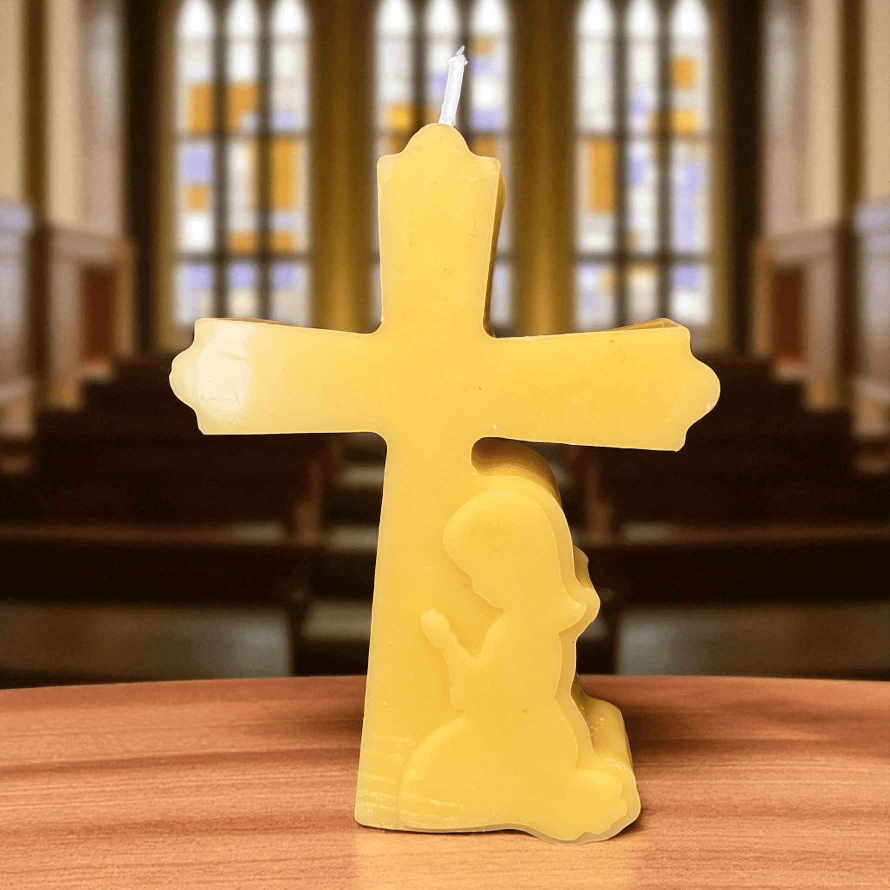 Bougie religieuse croix enfant en prière dans un intérieur d’église, symbole spirituel