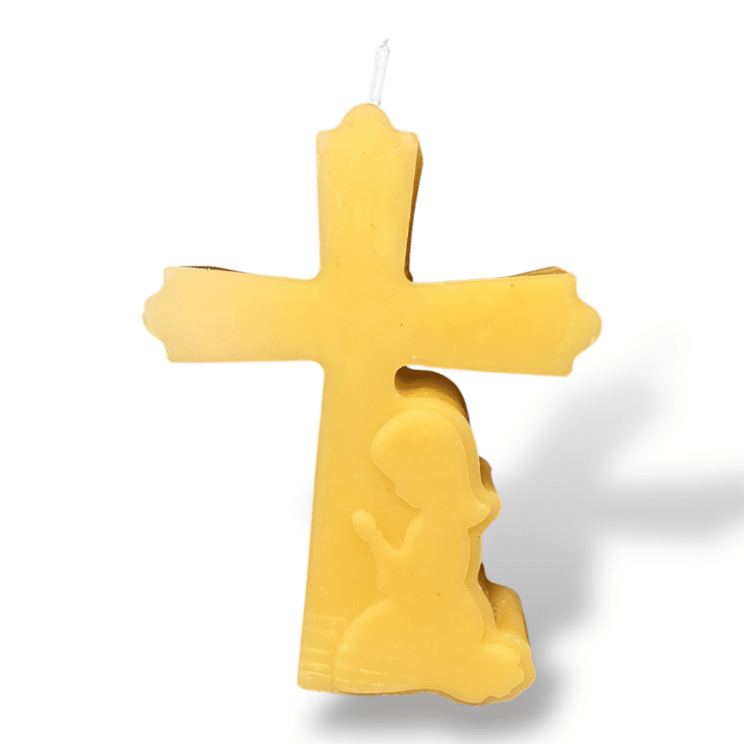 Bougie en forme de croix avec enfant en prière, idéale pour baptême ou communion, cire jaune artisanale