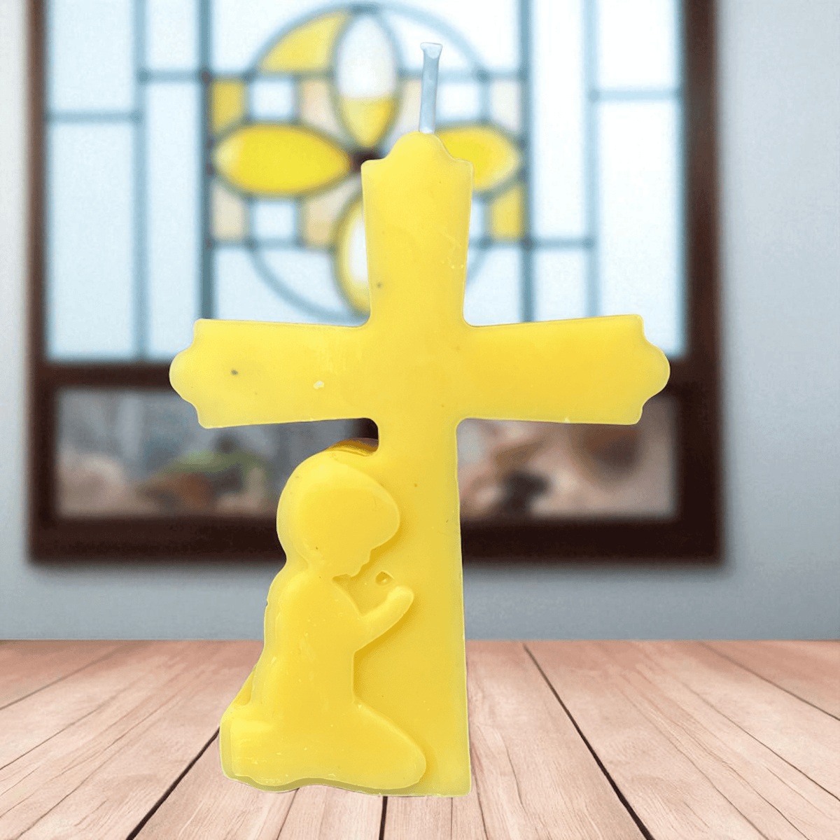 Bougie croix enfant en prière posée dans une église, décoration baptême ou communion