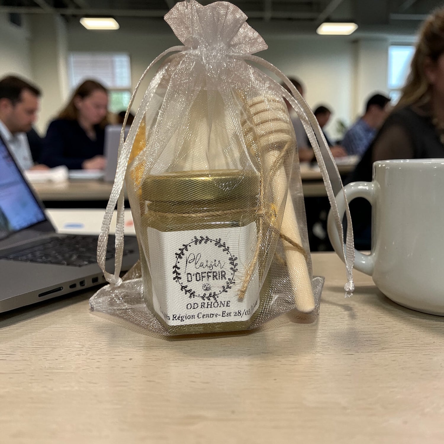 Cadeau client entreprise avec petit pot de miel personnalisé présenté sur un bureau