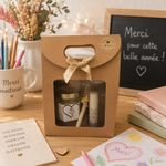 Coffret cadeau de fin d'année pour maîtresse avec miel artisanal, baume à lèvres naturel et cuillère à miel, présenté dans une ambiance chaleureuse de salle de classe, idée cadeau personnalisée pour remercier une maîtresse.