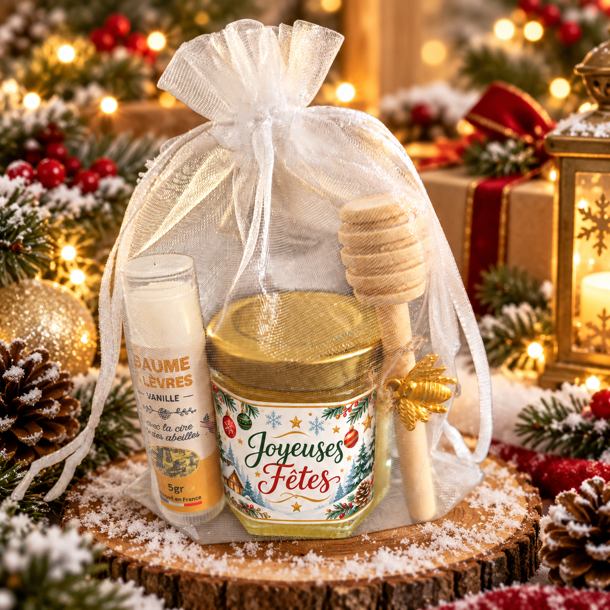 Cadeau de fin d’année avec miel artisanal et baume à lèvres présenté dans une ambiance hivernale festive