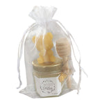 Cadeau de Noël personnalisé avec mini pot de miel artisanal, petite bougie ourson en cire d'abeille, cuillère à miel en bois, breloque abeille et étiquette Joyeux Noël.