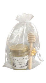 Cadeau de Noël personnalisé avec mini pot de miel artisanal, cuillère à miel en bois, breloque abeille dorée et étiquette Joyeux Noël dans un pochon en organza.