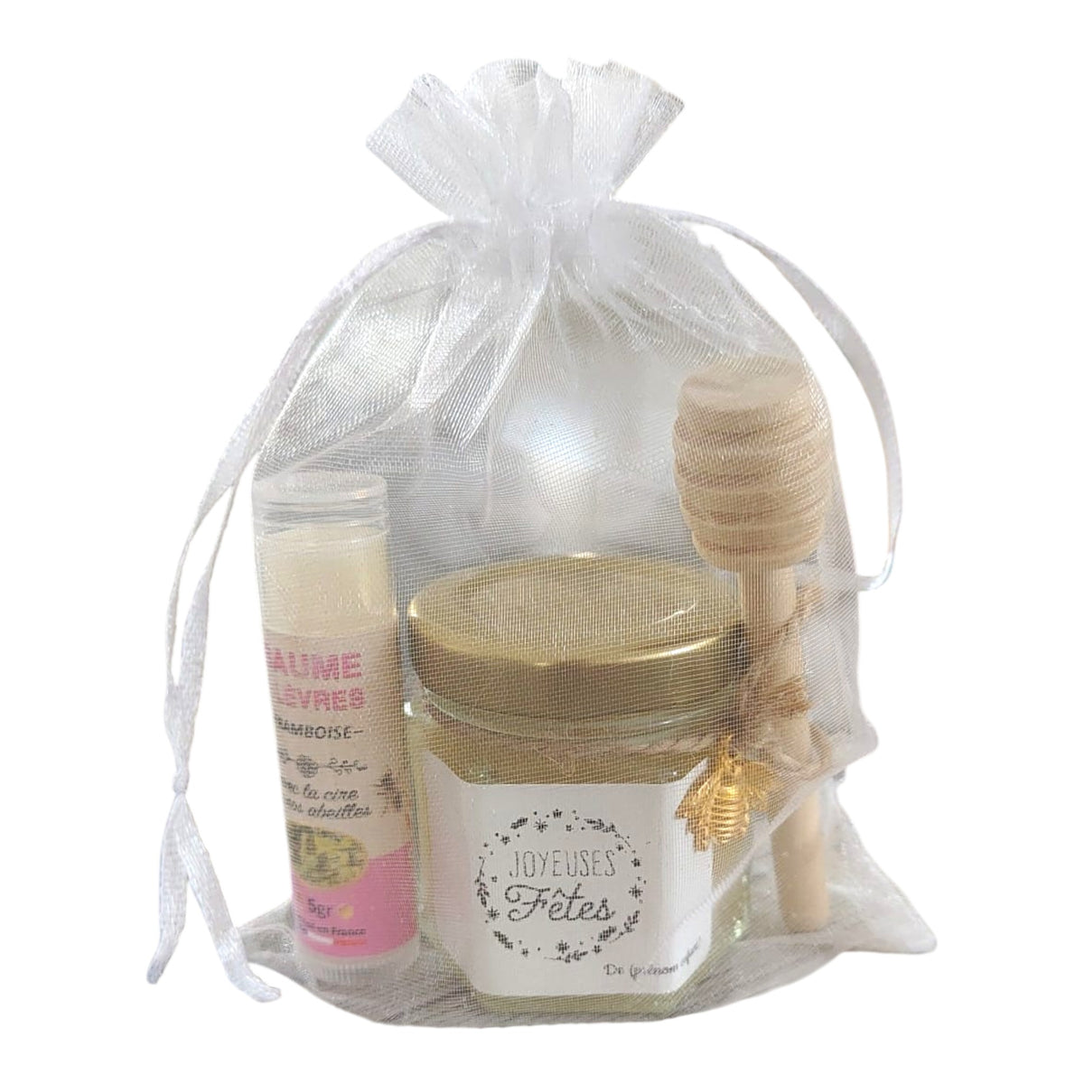 Cadeau personnalisé Joyeuses Fêtes avec mini pot de miel artisanal, baume à lèvres à la cire de nos abeilles, cuillère à miel en bois, breloque abeille et pochon en organza.
