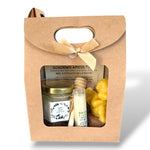 Coffret baptême personnalisé avec miel artisanal, bougie ange en cire d’abeille et baume à lèvres coco