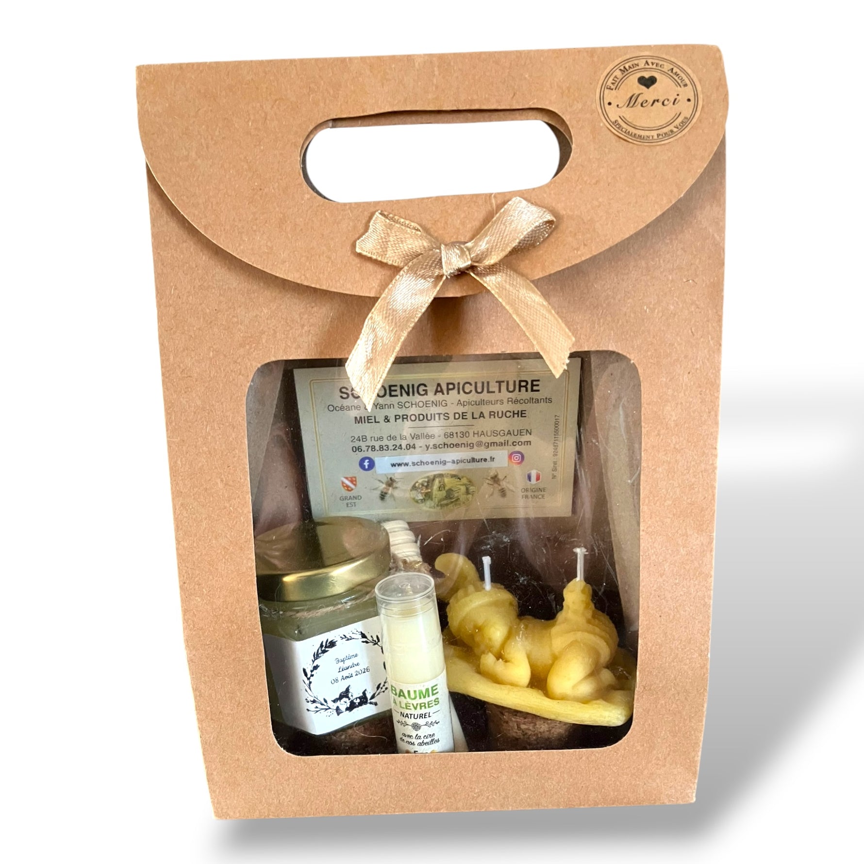 Coffret baptême personnalisé avec miel artisanal, bougie bébé couché en cire d’abeille et baume à lèvres naturel