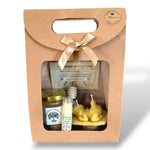 Coffret baptême personnalisé avec miel artisanal, bougie bébé couché en cire d’abeille et baume à lèvres naturel