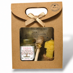 Coffret baptême Victoire personnalisé avec pot de miel artisanal, étiquette arbre fleuri rose, bougie en cire d’abeille et cuillère en bois