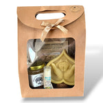 Coffret baptême personnalisé avec miel artisanal, bougie cœur en cire d’abeille et baume à lèvres coco