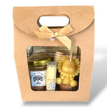 Coffret baptême personnalisé avec miel artisanal, bougie lion en cire d’abeille et baume à lèvres vanille