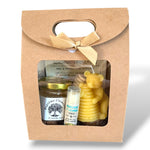 Coffret baptême personnalisé avec miel artisanal, bougie ourson en cire d’abeille et baume à lèvres naturel
