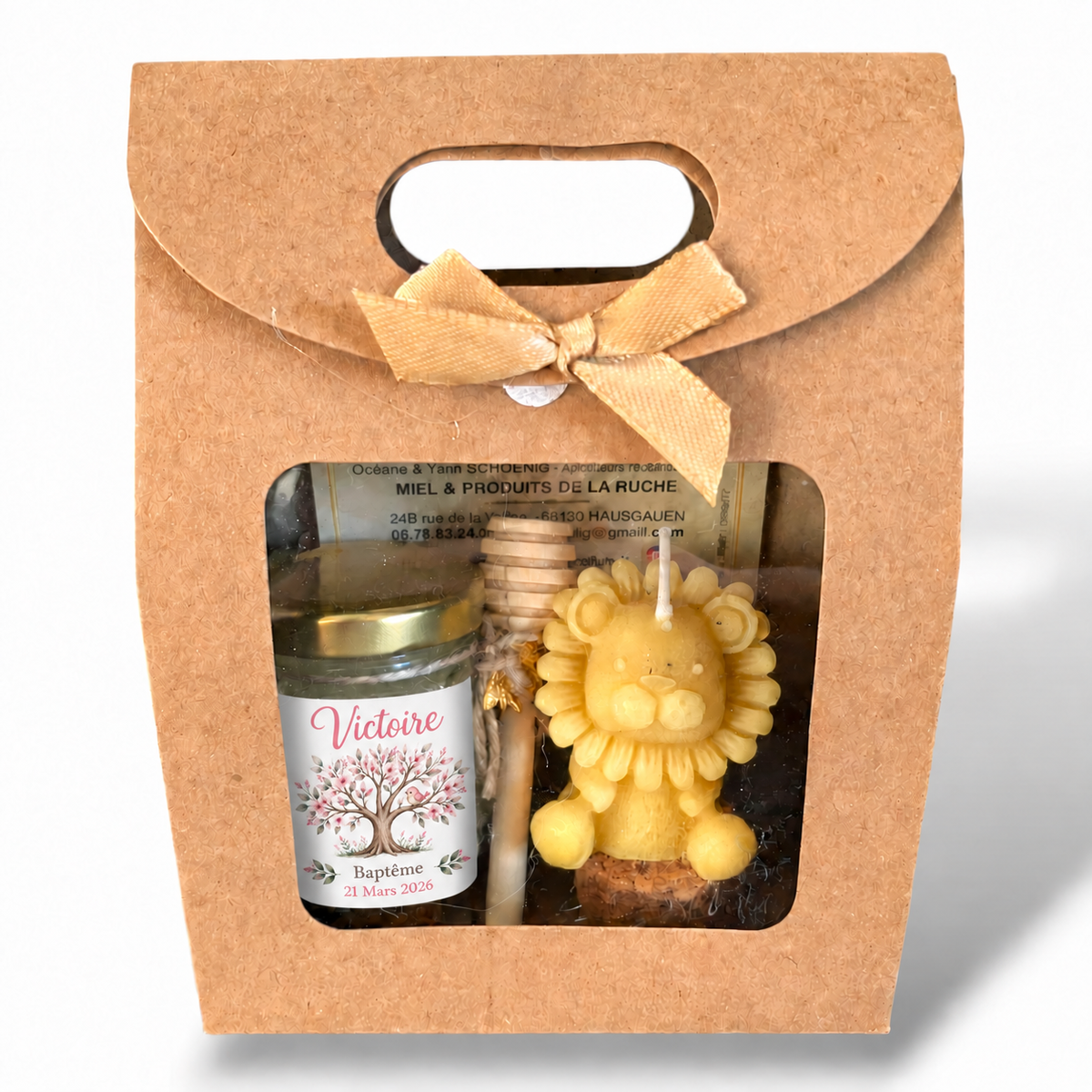Coffret baptême personnalisé Victoire avec pot de miel artisanal, étiquette arbre fleuri rose, bougie lion en cire d’abeille et cuillère à miel