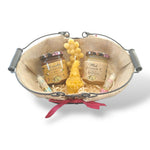 Panier cadeau artisanal avec miel naturel, bougie en cire d’abeille et baume à lèvres, présenté dans un panier rustique, idée cadeau Pâques authentique et écologique.