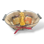 Panier cadeau artisanal avec miel naturel, bougie en cire d’abeille et baume à lèvres, présenté dans un panier rustique, idée cadeau Pâques authentique et écologique.