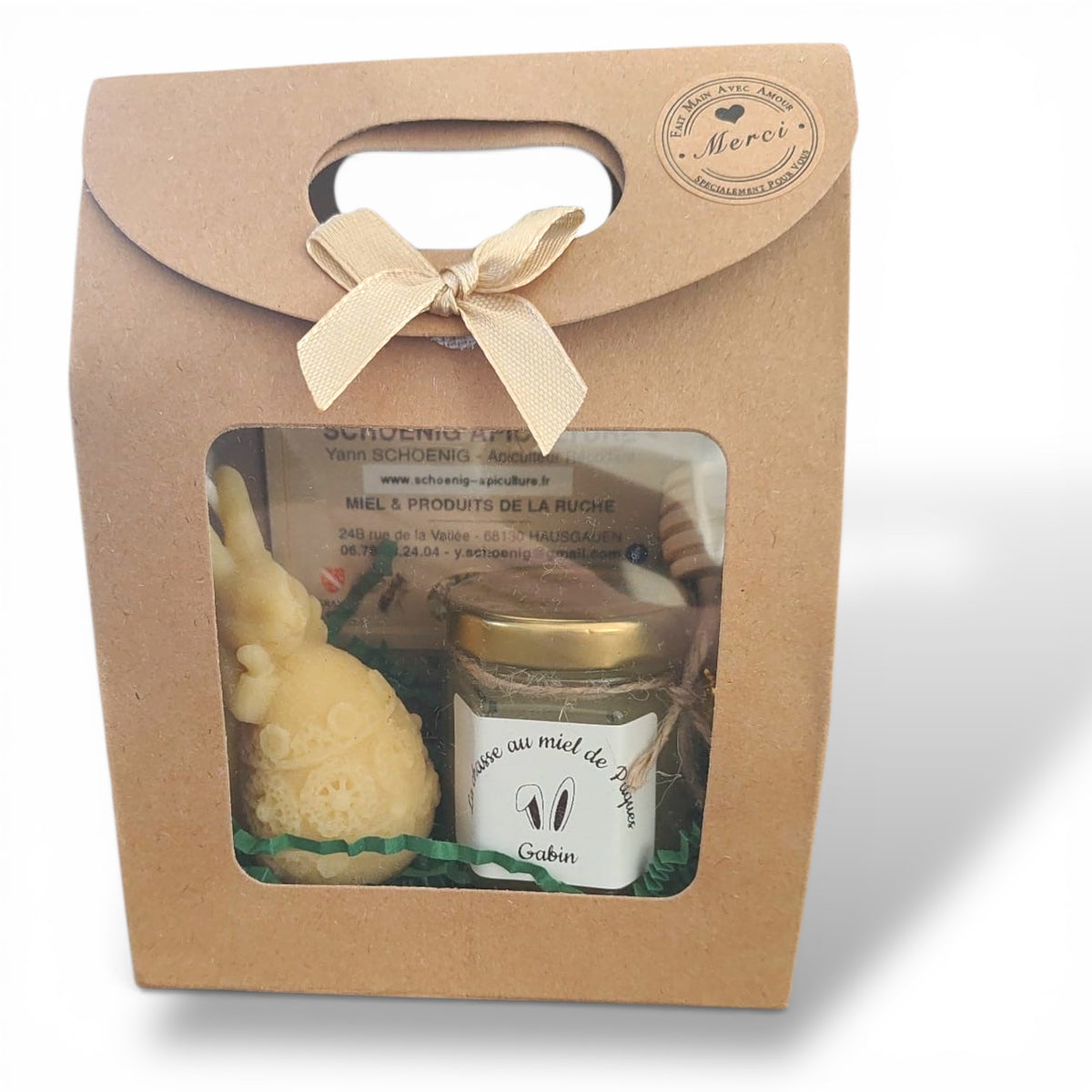 Coffret cadeau naturel avec miel artisanal et bougie en forme de lapin, présenté dans une boîte kraft avec fenêtre transparente, idée cadeau originale et écologique.