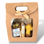 Coffret cadeau baptême personnalisé avec miel, baume à lèvres vanille et bougie en cire d'abeille