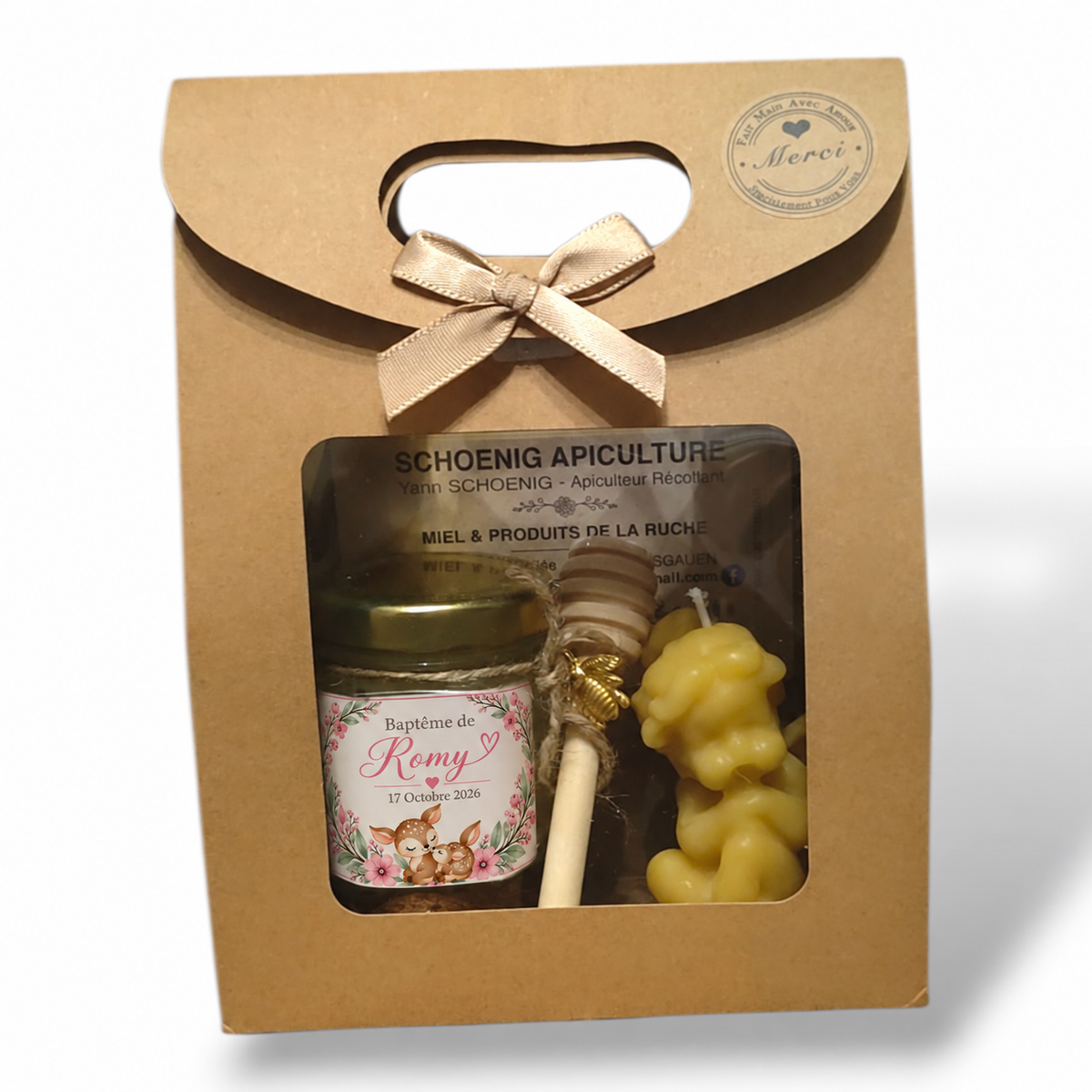 Cadeau invité de baptême fille personnalisé avec pot de miel artisanal étiqueté rose, bougie ange en cire d'abeille, cuillère à miel et coffret kraft décoré d'un ruban.