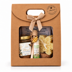 Coffret cadeau de fin d'année pour clients et entreprises avec pot de miel artisanal à étiquette personnalisable avec logo, bougie artisanale, baume à lèvres naturel et breloque abeille dorée, présenté dans un emballage kraft avec ruban.