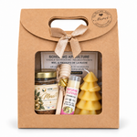 Coffret cadeau client entreprise personnalisé pour Noël avec pot de miel artisanal français, étiquette avec logo d'entreprise, bougie sapin en cire d'abeille, baume à lèvres framboise et cuillère à miel.
