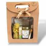 Coffret cadeau communion personnalisé avec pot de miel artisanal, bougie en cire d’abeille et baume à lèvres naturel