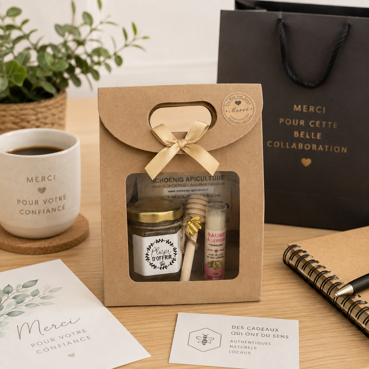Coffret cadeau entreprise pour clients, collaborateurs et CSE avec miel artisanal, baume à lèvres à la cire d’abeille, cuillère à miel en bois et coffret kraft présenté sur un bureau professionnel.