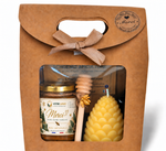 Coffret cadeau entreprise avec pot de miel artisanal personnalisé, bougie pomme de pin, cuillère à miel et emballage kraft.