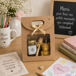 Coffret cadeau de fin d’année pour ATSEM avec pot de miel personnalisé, cuillère à miel en bois et bougie ourson en cire d’abeille, présenté dans une ambiance chaleureuse de salle de classe.