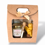 Coffret cadeau invité baptême fille personnalisé Victoire avec pot de miel artisanal, étiquette fleurie rose, bougie ange en cire d’abeille et cuillère à miel dans une boîte kraft.