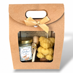 Coffret cadeau invité baptême personnalisé avec pot de miel artisanal, bougie en cire d’abeille et étiquette prénom Gabin