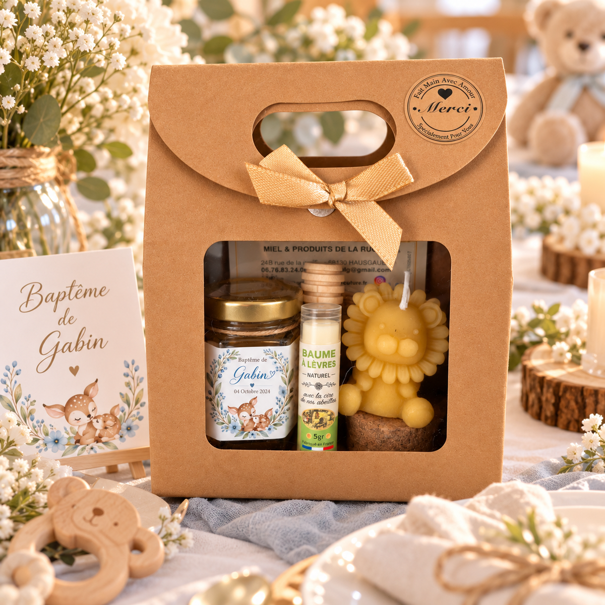 Coffret cadeau invité baptême personnalisé avec miel, baume à lèvres et bougie en cire d’abeille