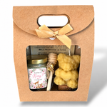 Coffret cadeau invité baptême personnalisé avec pot de miel artisanal, étiquette Romy, bougie en cire d’abeille et cuillère à miel