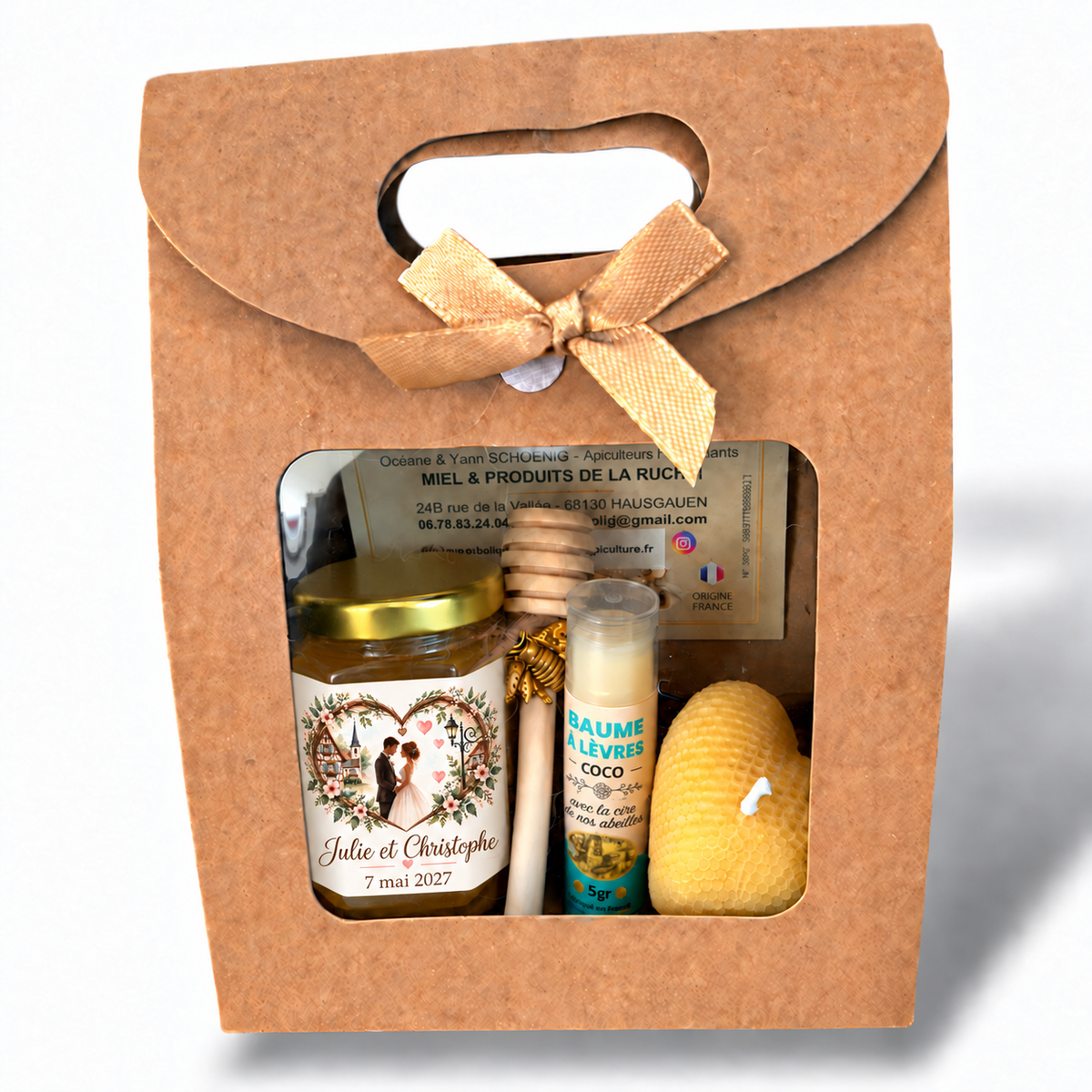Coffret cadeau invité mariage personnalisé avec pot de miel hexagonal, bougie cœur gaufré en cire d’abeille et baume à lèvres coco.