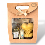 Coffret cadeau invité mariage avec miel personnalisé, bougie cœur ornée de deux cygnes en cire d'abeille et baume à lèvres artisanal.