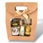 Coffret cadeau invité mariage composé d’un pot de miel personnalisé, d’une bougie ourson cœur et d’un baume à lèvres coco, présenté dans une boîte kraft.