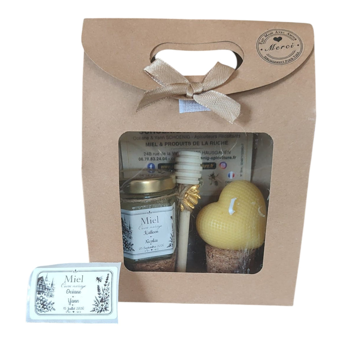 Coffret cadeau invité mariage personnalisé avec pot de miel artisanal, bougie cœur gaufré en cire d'abeille et étiquette personnalisable.