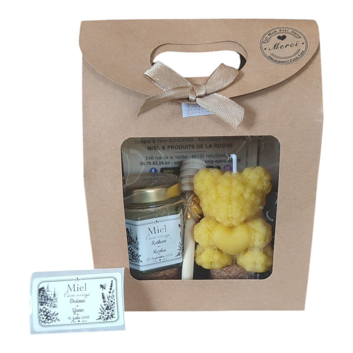 Coffret cadeau invité mariage personnalisé avec miel artisanal, bougie ourson cœur en cire d'abeille et étiquette personnalisable.