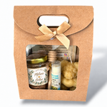 Coffret cadeau invité mariage avec pot de miel personnalisé, bougie ourson cœur en cire d’abeille et baume à lèvres coco, présenté dans une boîte kraft.